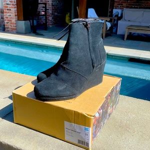Toms Sz11 Desert Wedge High Black Suede